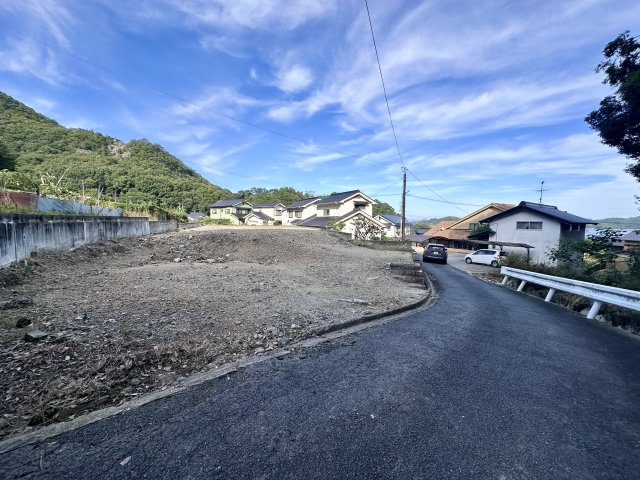閑静な住宅街。高台に広がる開放感あふれる売土地！前面道路からも敷地全体の広さを感じられ、ゆとりある住まいづくりが期待できます。自然を身近に感じながら穏やかに暮らせる住環境が魅力です！