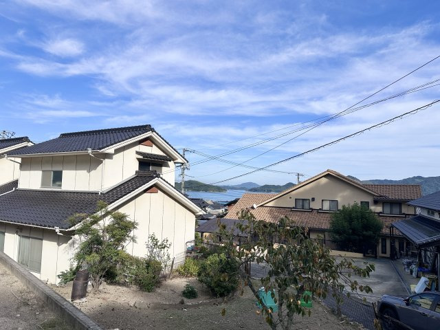 青い空と穏やかな海が織りなす景色は、瀬戸内ならではの贅沢な眺めです。高台に位置しているからこそ楽しめる眺望は、日々の暮らしにちょっとした特別感を与えてくれそうです。心安らぐひとときをお過ごしください。