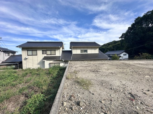 周囲には緑豊かな自然が残り、穏やかな住環境が広がっています。高台ならではの見晴らしの良さも魅力のひとつ。ゆったりとした時間を感じながら、自然に囲まれた暮らしを楽しめそうです。