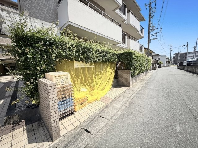 ゴミ捨て場所は敷地内にございます。