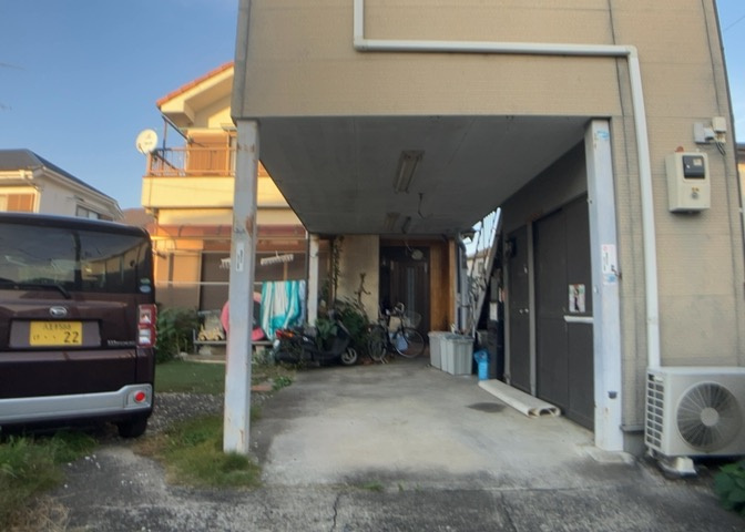 土地の形が極端に長細かったり、狭小地、あるいは道路との高低差がある傾斜地だった場合、後々売ろうとしても買い手がつかない場合もあります。後々、売却することになった時に価値の下がらない土地を選びましょう。