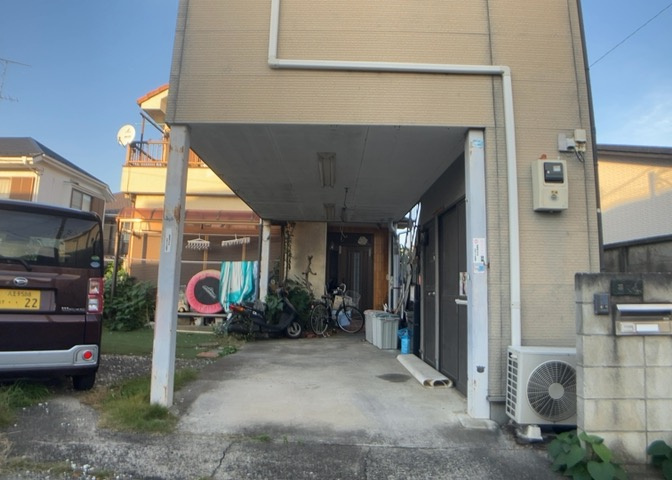 土地の面積＝住宅面積ではありません。建ぺい率の問題などで、土地のある場所によって住宅を建てられる面積は限られています。高さもしかり、「土地」という言葉の中には、建築条件も含まれると考えておきましょう。