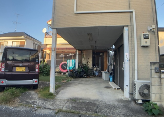 家を建てる場合、方位は要チェックです。現実的に日当たりのよい家ならばリビングは南側、建築基準法でも北側に当たる家への配慮は求められています。土地を見学に行く際は、方位磁針を持って行くようにしましょう。