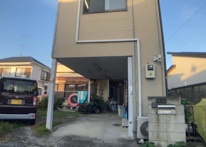 土地の前の道路に消火栓が設置されていることがあります。この場合、道路交通法第45条第1項により、駐車禁止の場所が指定されています。そのため、車庫などの駐車スペースをつくることができない場合があります。
