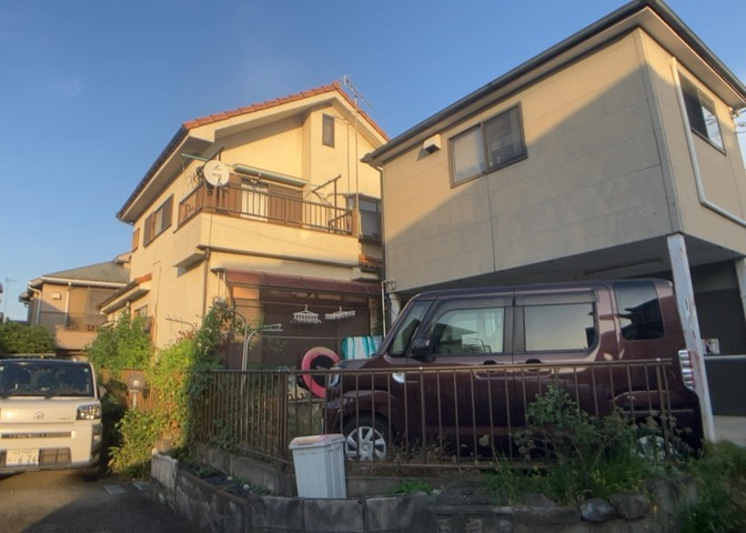 現地に行くなら、物件の周囲の地形がどうなっているかを見ることも大切です。周辺より低くなっている土地では、大雨などで水が集まりやすいため、地盤が弱くなっているということも考えられるため、注意が必要です。
