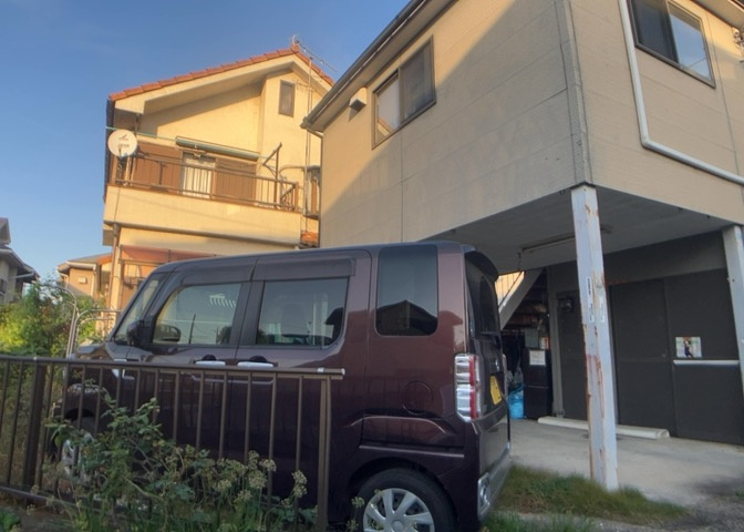 土地購入を検討されている場合、境界杭がない状態で購入してしまうと境界確定測量をする必要があり、費用がかかります。購入の前に、売主、隣土地所有者立ち合いのもと境界を確定し境界杭を設置するのがベストです。