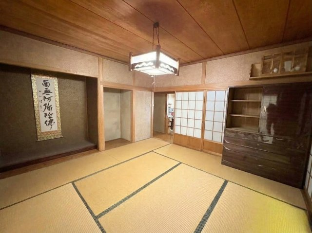 床の間が設けられた格式ある和室で、掛け軸や季節の飾りを楽しむことができる空間です。伝統的な和の造りが感じられ、落ち着いた雰囲気の中でゆったりと過ごせます。来客用の客間としても活用できます。