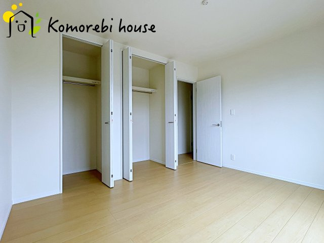 広くて明るい寝室