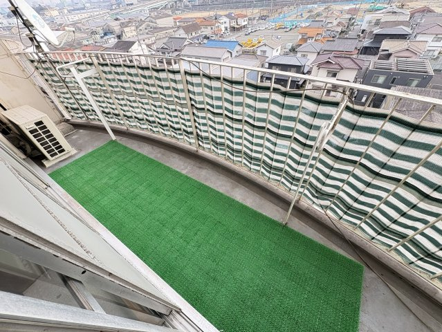 ゆとりある広さを確保したバルコニーは、洗濯物や布団をしっかり干せる実用的なスペースです。前面に高い建物が少なく、開放感のある眺望が広がります。心地よい風を感じながら外の景色を楽しめるのも魅力のひとつ。
