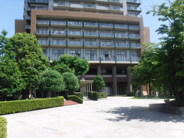 マンションの顔でもある、高級感漂うエントランス。　