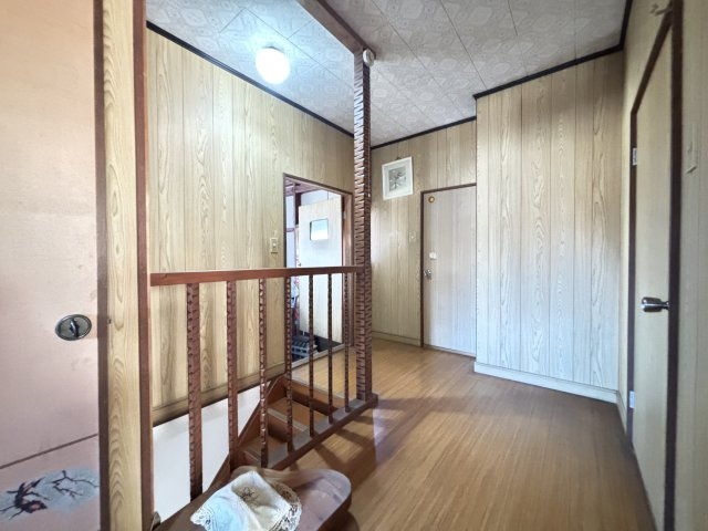 各居室へとつながるゆとりある廊下は、動線が整理された使いやすい設計です。幅にも余裕があり、圧迫感を感じにくい空間。窓や照明により明るさも確保され、居住性を高めています。