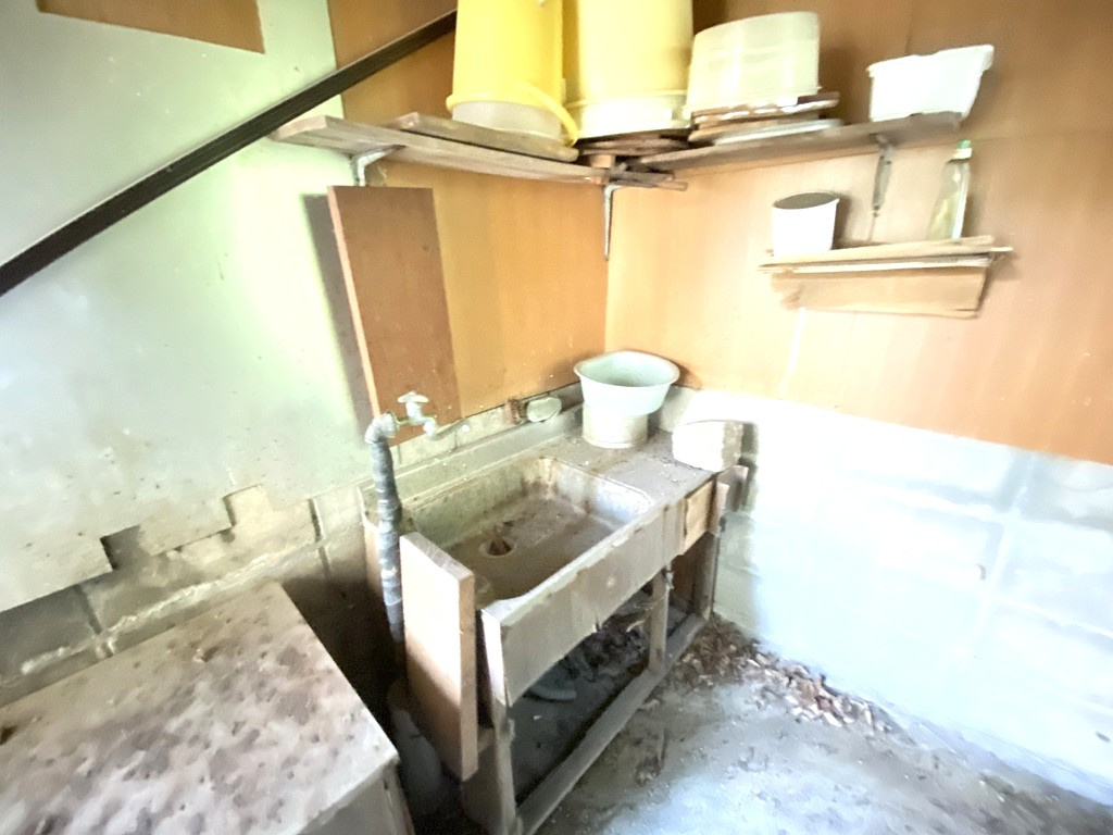 屋内に設置された流し台付きの作業場は、洗い物や簡単な作業に適したスペース。趣味のアトリエや収納スペースとしても活用可能です。古き良き住まいならではの便利さを備え、少し手を加えるだけでさらに快適な環境に