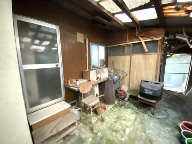 屋根付きの屋外スペースは、雨の日でも作業ができる実用的な空間。農作業用具やDIY資材を置く場所としても便利で、家庭菜園やガーデニングを楽しむ方にぴったりです。潮風を感じながら作業できます。