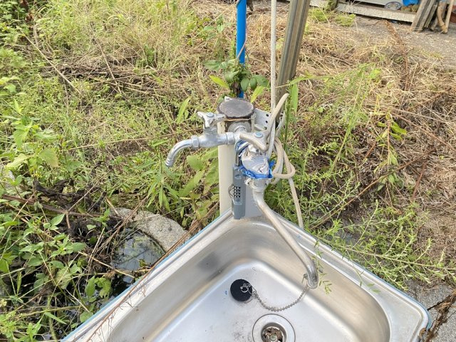 屋外に設置された水道シンクは、庭仕事やアウトドア後の手洗い、洗い物に便利な設備。家庭菜園やガーデニングを楽しむ際にも重宝します。自然豊かな敷地と相性が良く、暮らしの利便性を支えるポイントです。