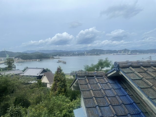 穏やかな瀬戸内海と遠くの山並みを一望できる贅沢な景色が広がります。晴れた日には青く輝く海と空が調和し、開放感にあふれる時間を過ごせます。夏には住吉花火大会を楽しむこともできる魅力的なロケーションです。