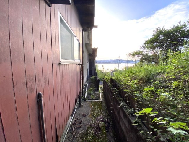 建物裏手からは瀬戸内海を望むことができ、開放的な景色が広がります。潮風を感じながら過ごす時間は格別で、家庭菜園やガーデニングを楽しむ場としてもおすすめ。古い町並みや港町の歴史を感じられます。