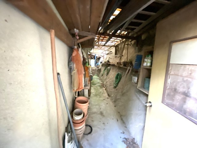 屋根付きの通路は、雨の日でも作業や収納ができる実用的な空間です。ガーデニング用品や工具を整理しやすく、趣味や家庭菜園の拠点としても最適。工夫次第で多用途に活用でき、暮らしに便利さをプラス。