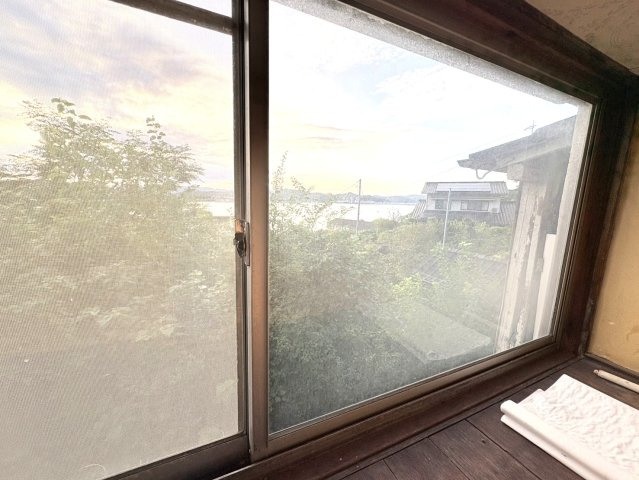窓辺からは瀬戸内海を望む穏やかな景色が広がり、季節や時間ごとに異なる美しい表情を楽しめます。朝は爽やかな陽光と潮風、夕暮時は海に沈む夕日が室内を優しく包み込みます。心を癒すな時間がここから始まります
