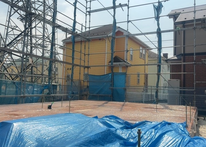 バルコニーは、室外の専用スペースのうち、「屋根がなく開放された空間」であるものを指します。ベランダより広いタイプのものが多く、日当たりもよいため家庭菜園などを楽しみたい人にとって適した環境となります。