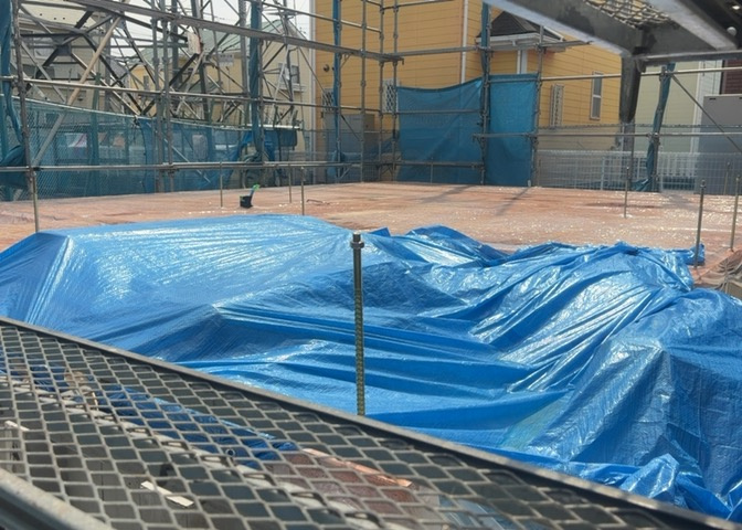 木造住宅とは土台、壁、柱など建築物の強度を支える構造体の材に木が使用されている構造を指します。構造体は建物の自重を支えるだけではなく風圧や水圧、積裁荷重などあらゆる衝撃に耐えるための基礎です。