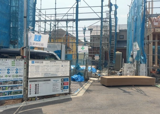 道幅が広い場所は日当たりや風通が良好です。幅が広いのですれ違いも可能ですし大きな車でも駐車可能！一方で、大型車が通ることも多くなるため交通量の増加により騒音に繋がります。また土地の値段が高くなります。