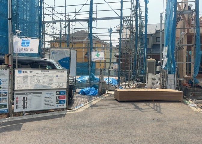 住宅用の土地では前面道路に2m以上接していなければならないと法律で定められています。しかし、お持ちの車のサイズやライフスタイルなどにより、2mでは利便が悪い場合もございますので、事前に確認しましょう。