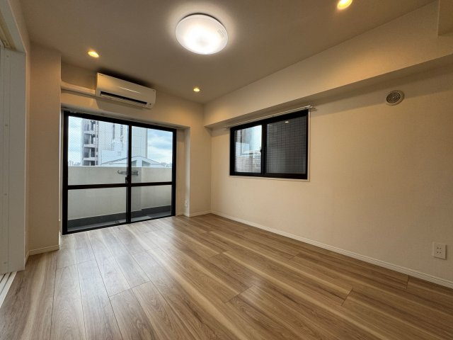 窓がたくさんあるので風通しが良いのも角部屋ならではですね