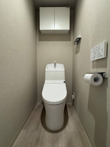 上部収納棚のついたお手洗い