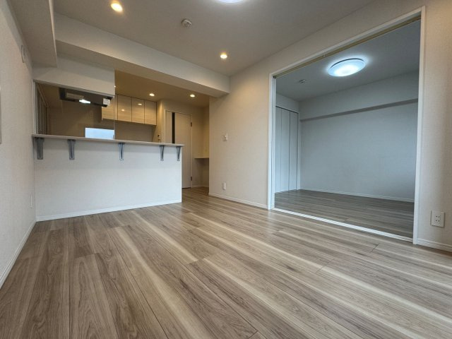 リビングと隣り合う洋室との扉を開けて広く使えます