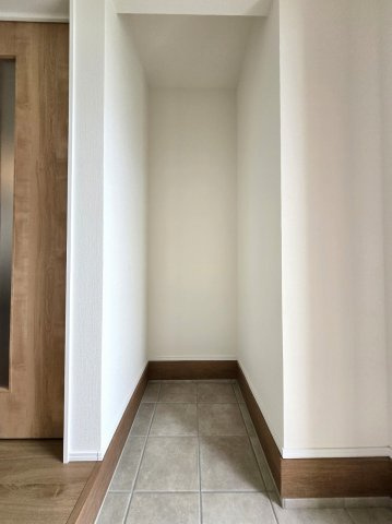 靴や外出用品をまとめて収納できる玄関収納