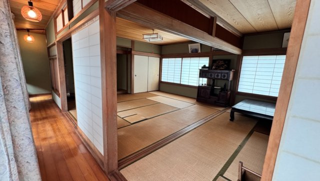 広縁から望むゆとりある続き間の和室です。建具を開放することで、隣り合う和室を一体的に使用でき開放感のある空間が広がります。障子や木製の柱、天井など、昔ながらの日本家屋らしい趣も魅力です。