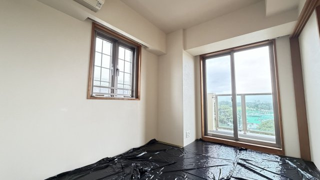 二面採光の和室は、やわらかな自然光が差し込む心地よい空間。通風も良好で、くつろぎの場や客間としても活用できます。　※劣化防止のためシートで保護されております。