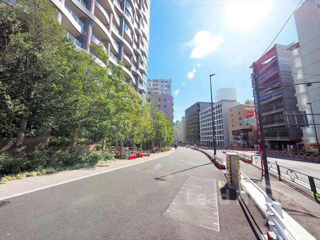 歩道がしっかりと整備された見通しの良い前面道路です！街灯も多く夜間のご帰宅時も安心して歩くことができます♪