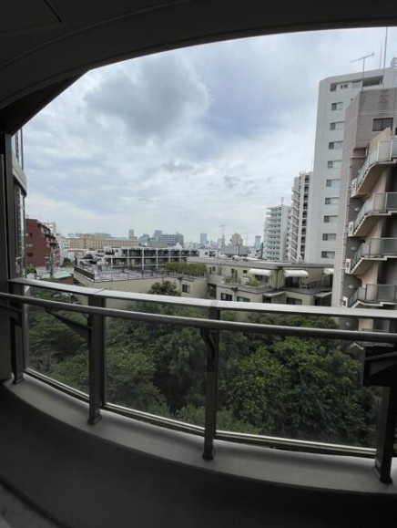 バルコニーからは開放的な青空と街並みが広がります！心地よい風を感じながら深呼吸したくなる景色です♪