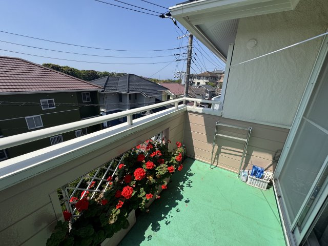 2階のバルコニーでも十分に洗濯物などを干すことができます。　