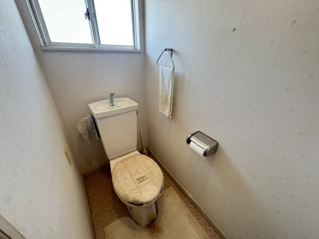 2階のトイレです　リフォームしておりませんのでリフォームされたい方にはお見積りをお届けいたします。