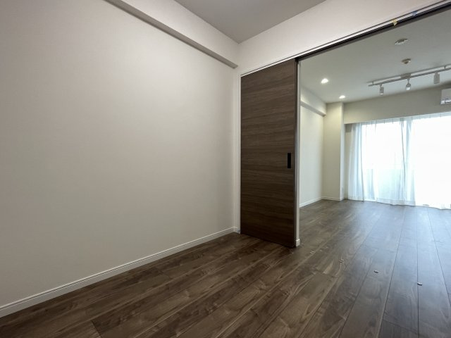 LD横の洋室は、扉を開けて解放感ある空間に。　　