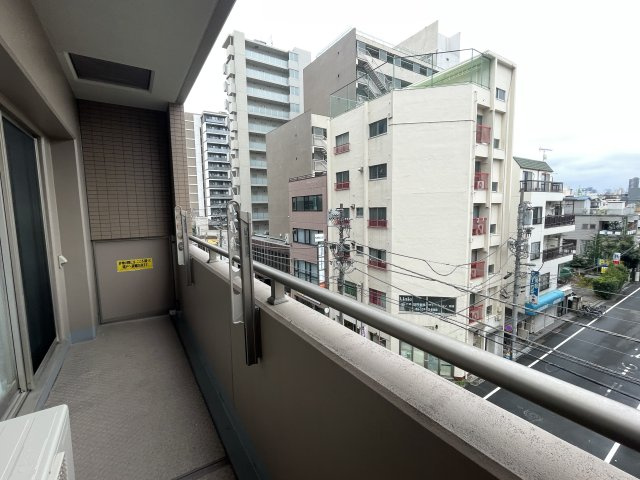 前面棟無しで南西向きのバルコニーは、陽当たり・通風・眺望良好です。　