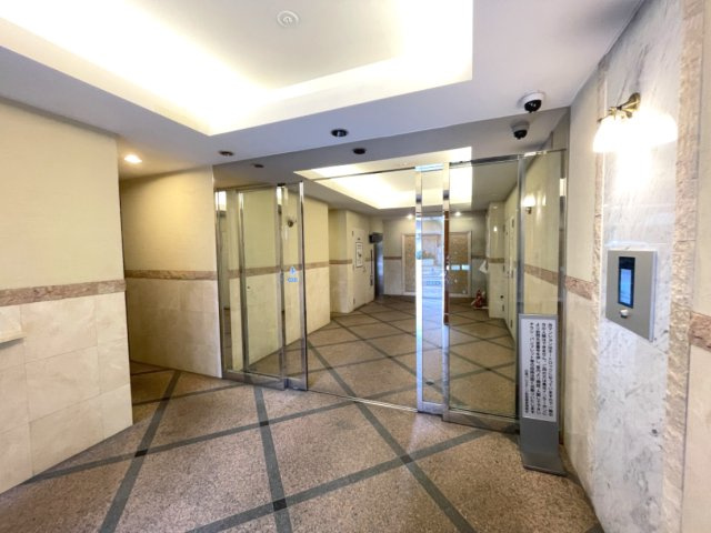 マンションの顔でもある、高級感漂うエントランス。　
