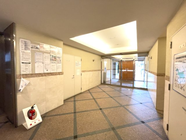 明るく広々としたエントランスが迎えてくれます。　