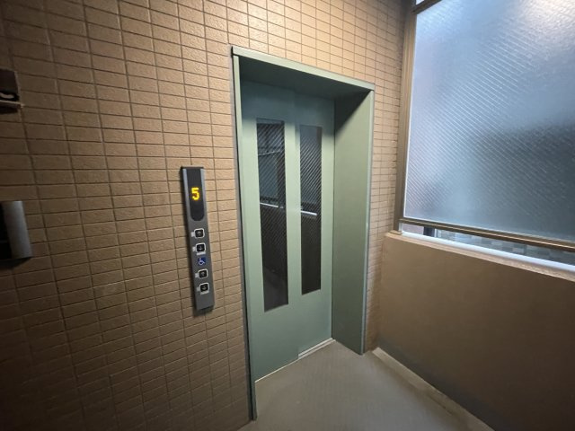 重たい荷物を持っていても、エレベーターがあれば安心です。　