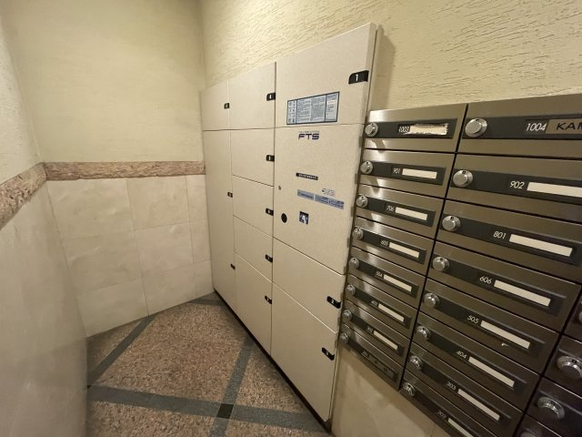 宅配ボックス付きで、忙しい方の荷物受け取りもスマートに。　