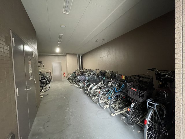 屋内駐輪場で、セキュリティーも安心です。　