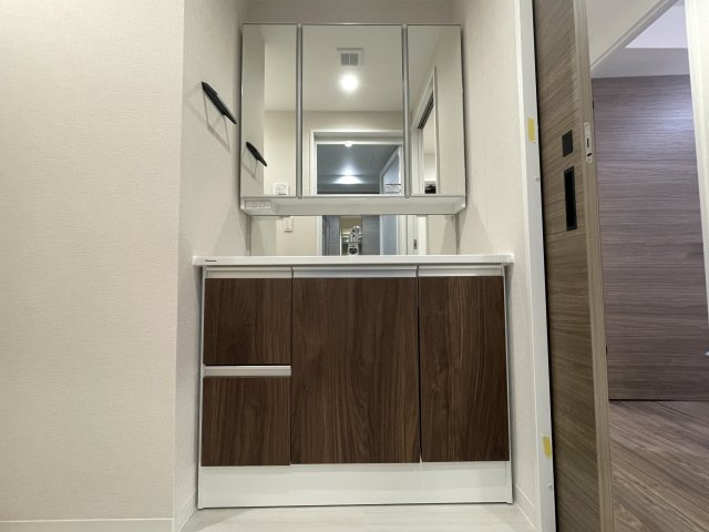 三面鏡付きの洗面台で朝の身支度もバッチリです。　