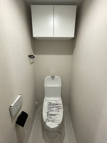 温水洗浄便座付きの清潔感あるトイレは、落ち着いた空間に。　