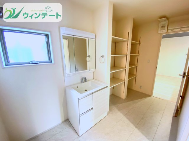 家族みんなが使いやすい収納力のある洗面台。朝の支度もスムーズにゆとりのある一日を始められます。
