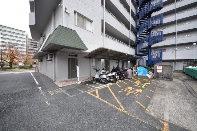 バイク置き場　