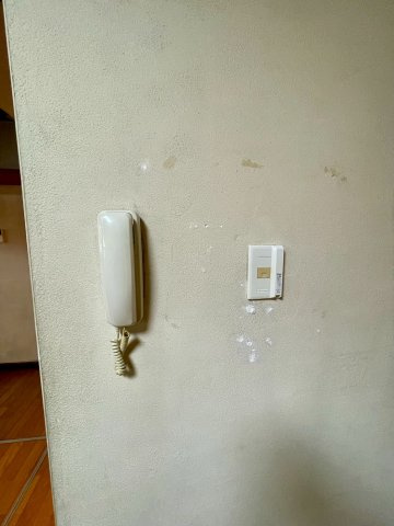 受話器タイプのインターホン。