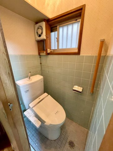 自然な換気ができる小窓付きの洋式トイレ。