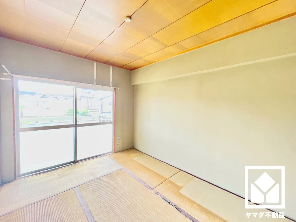 LDKの南側部分です。現況和室となっておりますが、リビングへと間取り変更予定です。（リフォーム前の写真です）